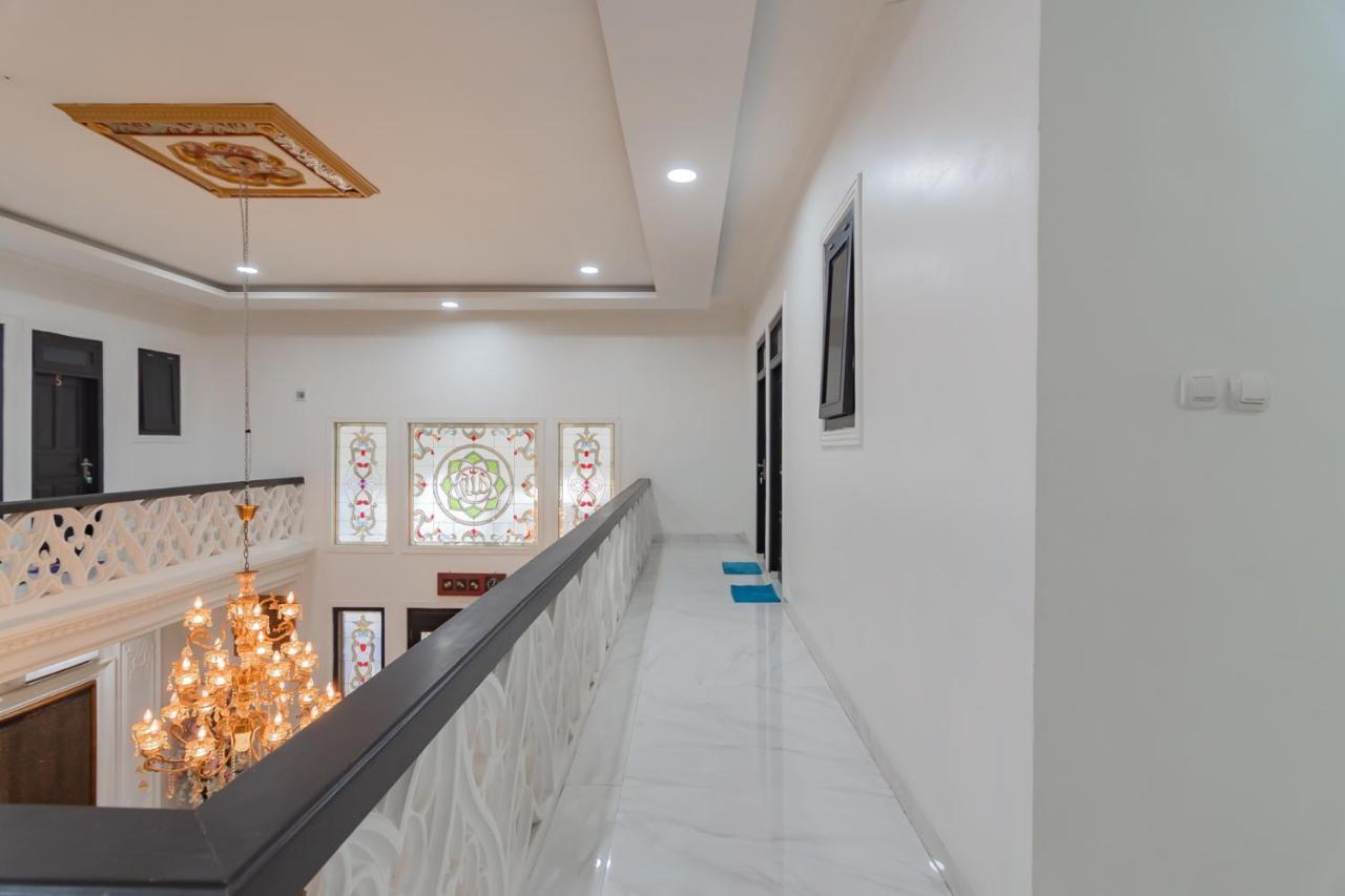 Family Homestay Syariah Cirebon Mitra Reddoorz Exterior foto
