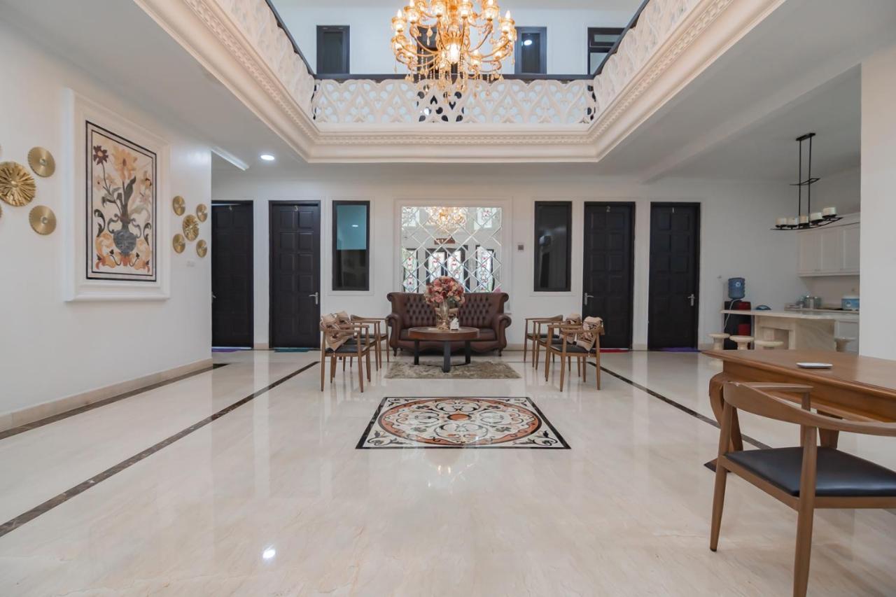 Family Homestay Syariah Cirebon Mitra Reddoorz Exterior foto