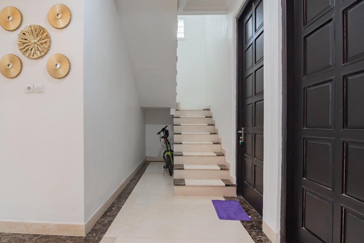 Family Homestay Syariah Cirebon Mitra Reddoorz Exterior foto